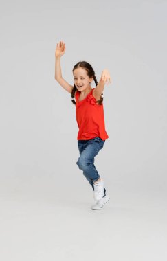 Mutlu çocuk, beyaz stüdyo geçmişinde izole edilmiş bir kız. Mutlu, neşeli ve samimi görünüyor. Kopyalama. Çocukluk, eğitim, duygu kavramı