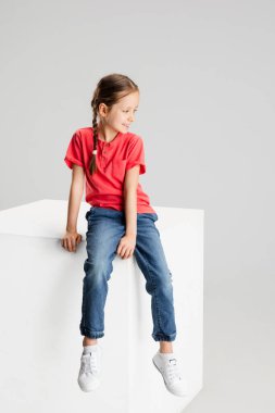Mutlu çocuk, beyaz stüdyo geçmişinde izole edilmiş bir kız. Mutlu, neşeli ve samimi görünüyor. Kopyalama. Çocukluk, eğitim, duygu kavramı
