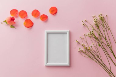 Anneler Günü 'ne tebrik kartı. Güzel çiçekli maketler kopyalanmış boşluklarla