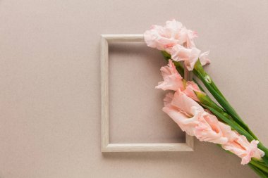 Anneler Günü 'ne tebrik kartı. Güzel çiçekli maketler kopyalanmış boşluklarla