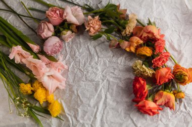 Anneler Günü 'ne tebrik kartı. Güzel çiçekli maketler kopyalanmış boşluklarla