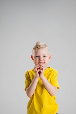 Beyaz stüdyo arka planında izole edilmiş mutlu çocuk. Mutlu, neşeli ve samimi görünüyor. Kopyalama. Çocukluk, eğitim, duygu kavramı