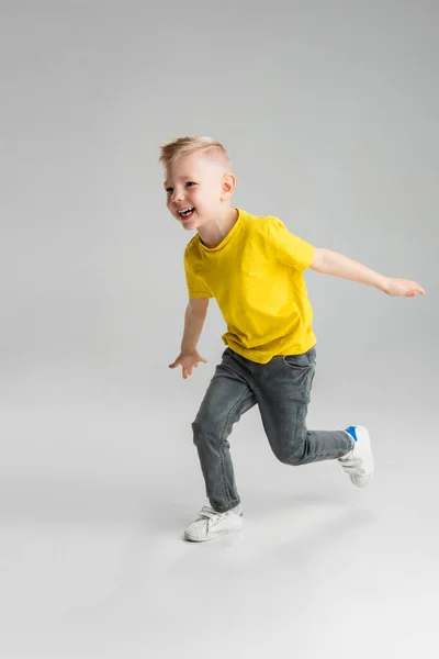 Χαρούμενο αγόρι απομονωμένο σε λευκό φόντο στούντιο. Φαίνεται χαρούμενος, χαρούμενος, ειλικρινής. Αντιγραφή χώρου. Παιδική ηλικία, εκπαίδευση, τα συναισθήματα έννοια — Φωτογραφία Αρχείου