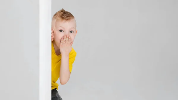 Glücklicher Junge isoliert auf weißem Studiohintergrund. Sieht glücklich, fröhlich, aufrichtig aus. Kopierraum. Kindheit, Bildung, Emotionen — Stockfoto