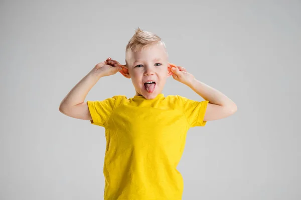 Glücklicher Junge isoliert auf weißem Studiohintergrund. Sieht glücklich, fröhlich, aufrichtig aus. Kopierraum. Kindheit, Bildung, Emotionen — Stockfoto