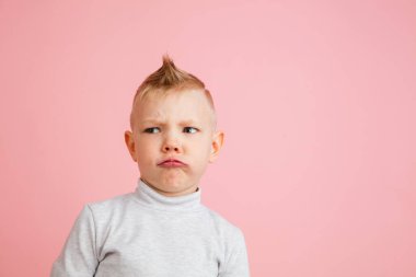 Mutlu çocuk pembe stüdyo geçmişinde izole edilmiş. Mutlu, neşeli ve samimi görünüyor. Kopyalama. Çocukluk, eğitim, duygu kavramı