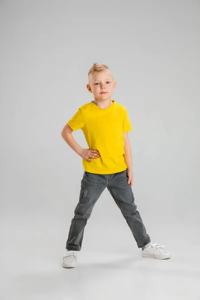 Gelukkige jongen geïsoleerd op witte studio achtergrond. Ziet er gelukkig uit, vrolijk, oprecht. Kopieerruimte. Jeugd, onderwijs, emotie concept — Stockfoto