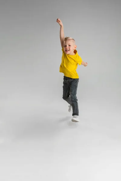 Lycklig pojke isolerad på vit studio bakgrund. Ser glad, glad, uppriktig ut. Kopieringsutrymme. Barndom, utbildning, känslor koncept — Stockfoto