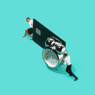 Mavi arka planda yaratıcı modern ofis manzarası - büyük şeyler ve küçük işçiler. Ofis işleri, günlük işler, tipik sorunlar ve yaşam tarzı konsepti. Kolaj.