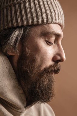 Yakın plan beyaz bıyıklı ve şapkalı sakallı adam arka planda izole edilmiş.