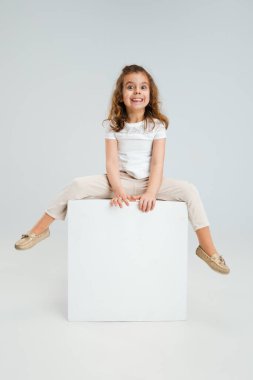 Beyaz stüdyo arka planında kopyalanmış beyaz kız portresi