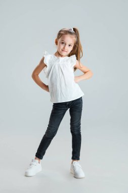 Beyaz stüdyo arka planında kopyalanmış beyaz kız portresi