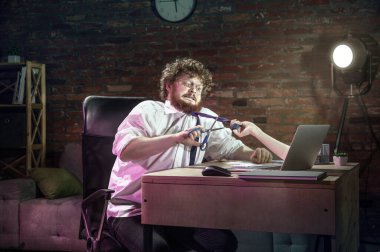 Evde dizüstü bilgisayarla çalışan genç beyaz bir adam. Sanal gerçeklik.