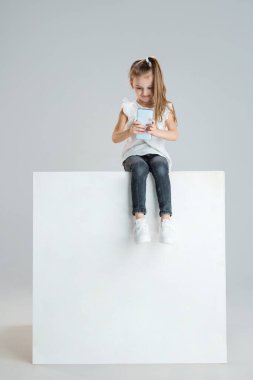 Beyaz stüdyo arka planında kopyalanmış beyaz kız portresi