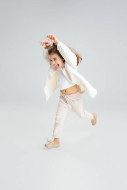 Beyaz stüdyo arka planında kopyalanmış beyaz kız portresi