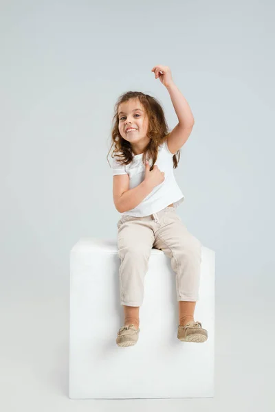 Αρκετά καυκάσιος κορίτσι πορτρέτο απομονώνονται σε λευκό στούντιο φόντο με copyspace — Φωτογραφία Αρχείου