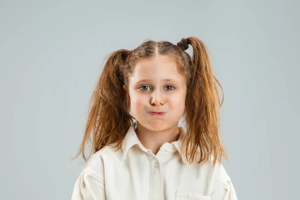 Досить кавказький портрет дівчини ізольований на білому студійному фоні з копіспасом — стокове фото