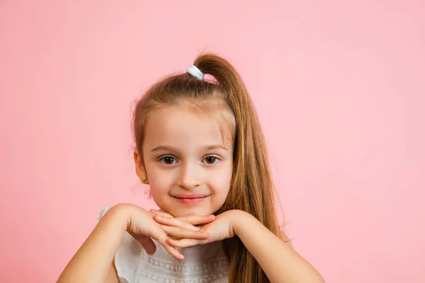 Hübsches kaukasisches Mädchenporträt isoliert auf rosa Studiohintergrund mit Kopierraum — Stockfoto