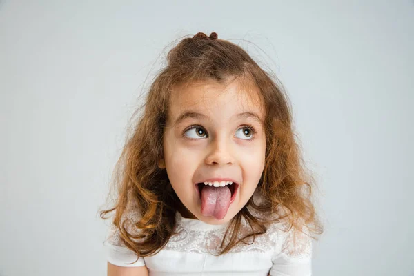 Retrato menina muito caucasiano isolado no fundo do estúdio branco com copyspace — Fotografia de Stock