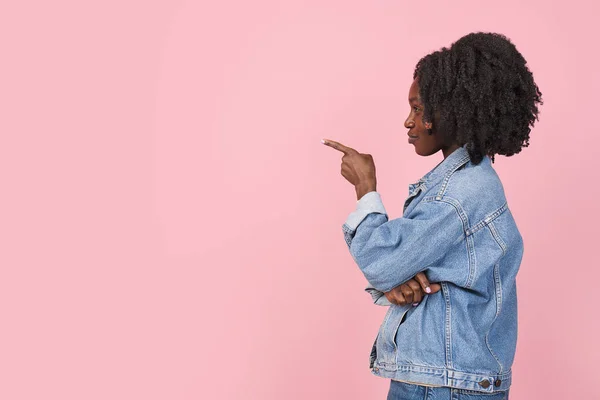Africano-americano mulher retrato isolado no fundo do estúdio rosa com copyspace — Fotografia de Stock