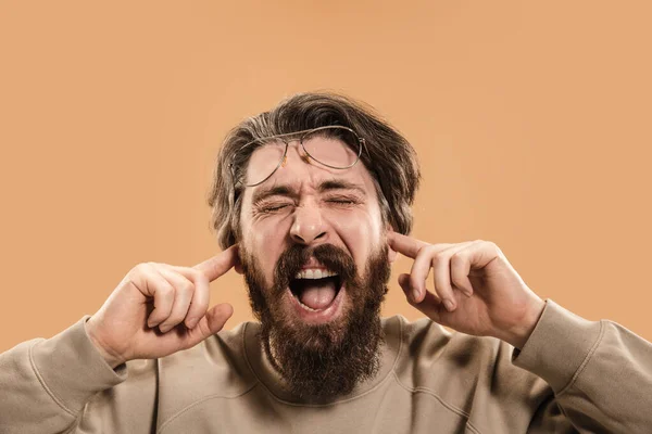 Halblanges Porträt des kaukasischen Mannes isoliert über hellgelbem Hintergrund. — Stockfoto