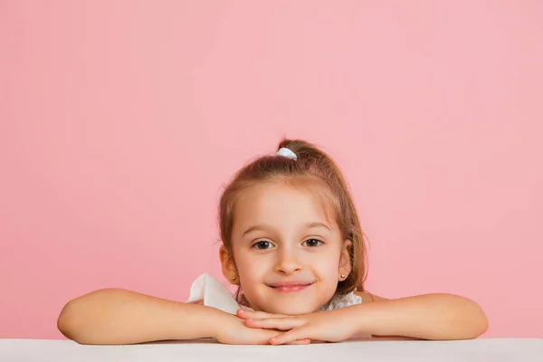 Vrij Kaukasisch meisje portret geïsoleerd op roze studio achtergrond met copyspace — Stockfoto