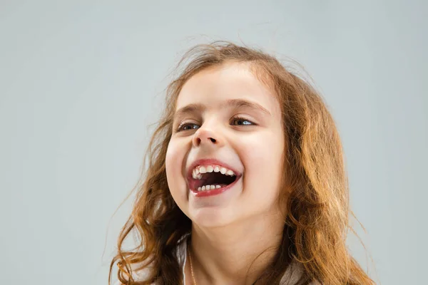 Retrato menina muito caucasiano isolado no fundo do estúdio branco com copyspace — Fotografia de Stock