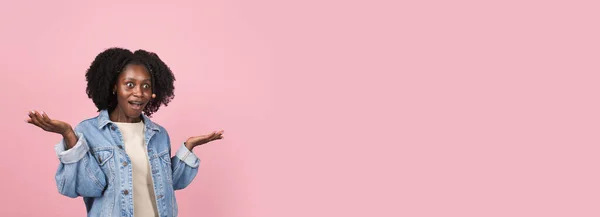 Ritratto donna afro-americana isolato su sfondo rosa studio con copyspace — Foto Stock