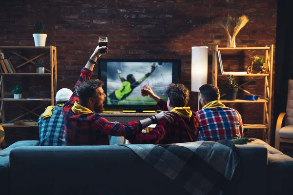 テレビを見て友達のグループは、スポーツの試合を一緒に。感情的なファンはエキサイティングなゲームを見て、お気に入りのチームを応援します。友情、レジャー活動、感情の概念 — ストック写真