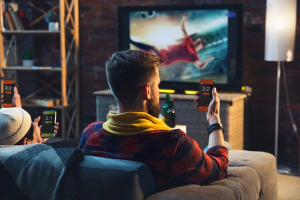 Grupo de amigos viendo la televisión, deporte partido juntos. Fans emocionales animando a su equipo favorito, viendo en emocionante juego. Concepto de amistad, actividad de ocio, emociones — Foto de Stock