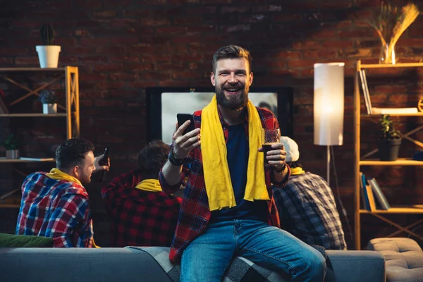 Grupo de amigos viendo la televisión, deporte partido juntos. Hombre emocional animando al equipo favorito, celebrando las apuestas exitosas. Concepto de amistad, actividad de ocio, emociones — Foto de Stock