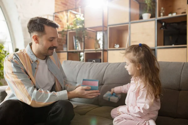 Šťastný otec a malá roztomilá dcerka doma. Rodinný čas, sounáležitost, rodičovství a koncept šťastného dětství. Víkend s upřímnými emocemi. — Stock fotografie