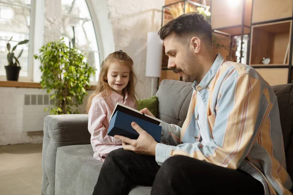 Happy father and little cute daughter at home. Family time, togehterness, parenting and happy childhood concept. Weekend with sincere emotions. — Stock Photo, Image