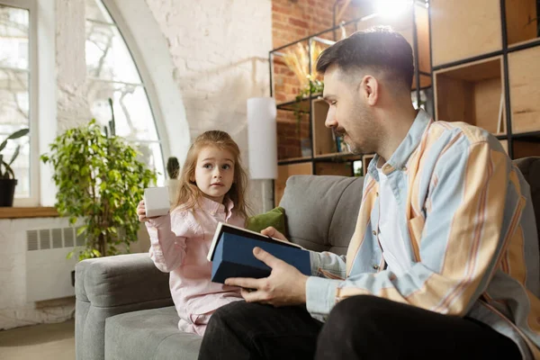 Šťastný otec a malá roztomilá dcerka doma. Rodinný čas, sounáležitost, rodičovství a koncept šťastného dětství. Víkend s upřímnými emocemi. — Stock fotografie