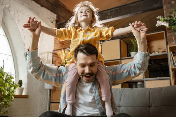 Gelukkige vader en kleine schattige dochter thuis. Familie tijd, gehamer, ouderschap en gelukkige kindertijd concept. Weekend met oprechte emoties. — Stockfoto