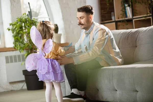 Šťastný otec a malá roztomilá dcerka doma. Rodinný čas, sounáležitost, rodičovství a koncept šťastného dětství. Víkend s upřímnými emocemi. — Stock fotografie