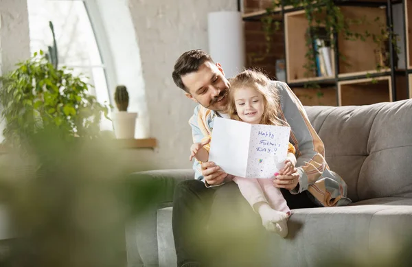 Happy father and little cute daughter at home. Family time, togehterness, parenting and happy childhood concept. Weekend with sincere emotions. — Stock Photo, Image