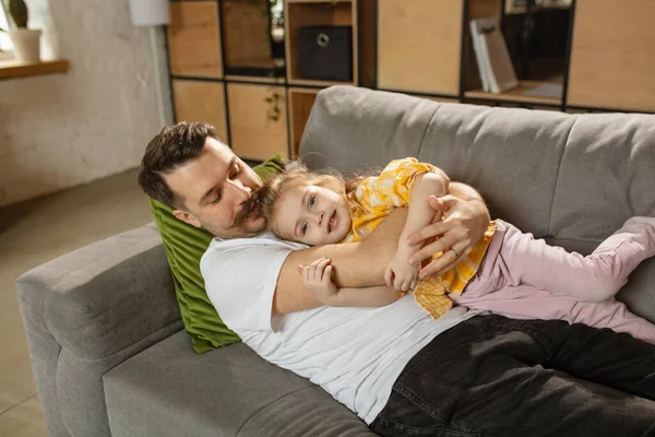 Pai feliz e filha engraçada em casa. Tempo de família, união, parentalidade e conceito de infância feliz. Fim de semana com emoções sinceras. — Fotografia de Stock