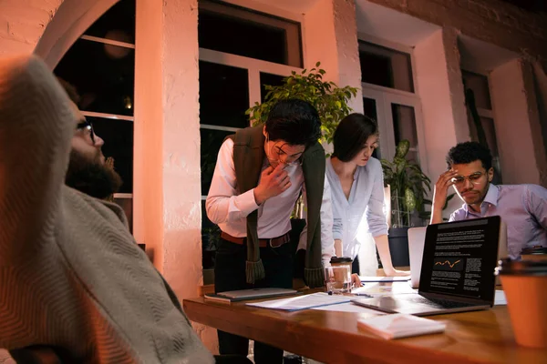 Colegas trabalhando juntos no escritório moderno usando dispositivos e gadgets durante a reunião criativa — Fotografia de Stock