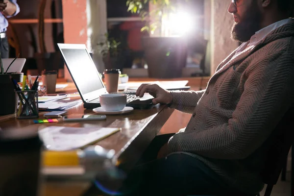 Administrador de cerca que trabaja en la oficina moderna utilizando dispositivos y dispositivos durante la reunión creativa — Foto de Stock