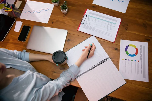 Gestionnaire de gros plan travaillant dans un bureau moderne en utilisant des appareils et des gadgets lors d'une réunion créative — Photo