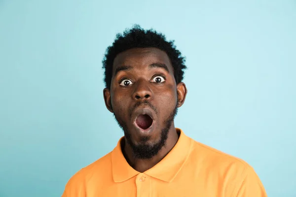 Africain mans portrait isolé sur fond bleu studio avec copyspace — Photo