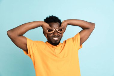 Afrikalı adam portresi mavi stüdyo arka planında kopyalanmış.