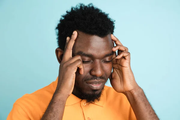 Africano mans retrato isolado sobre azul estúdio fundo com copyspace — Fotografia de Stock