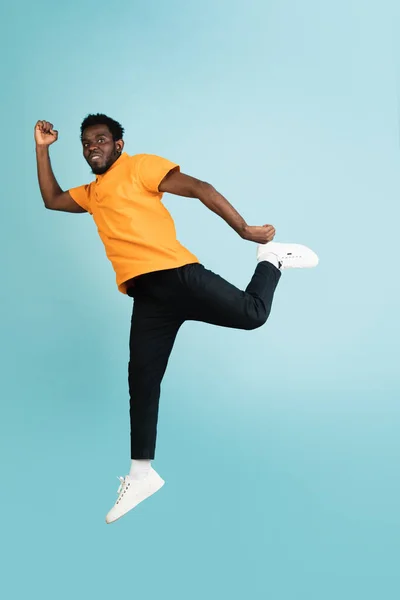 Retrato de comprimento total de jovem africano isolado sobre fundo estúdio azul com copyspace — Fotografia de Stock