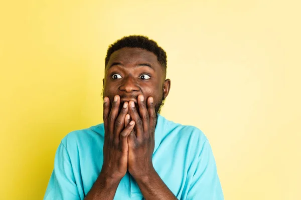 Portré fiatal afrikai férfi elszigetelt sárga stúdió háttér copyspace. — Stock Fotó
