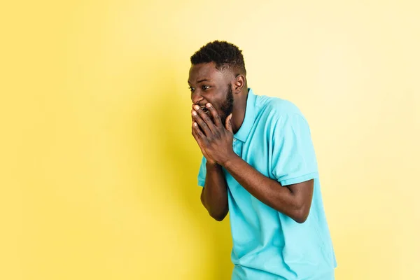 Retrato de un joven africano aislado sobre fondo de estudio amarillo con copyspace. —  Fotos de Stock