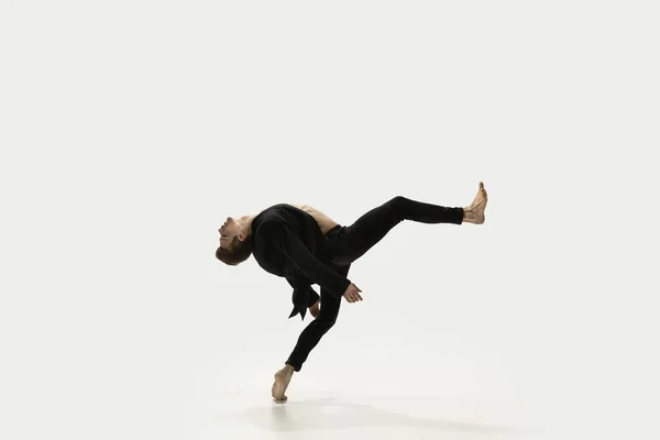 Hombre en ropa casual saltando y bailando aislado sobre fondo blanco. Arte, movimiento, acción, flexibilidad, concepto de inspiración. Flexible bailarina de ballet caucásica. — Foto de Stock