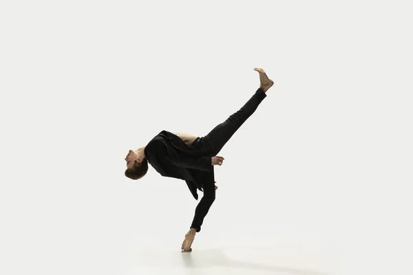 Mann in lässiger Kleidung springt und tanzt isoliert auf weißem Hintergrund. Kunst, Bewegung, Aktion, Flexibilität, Inspirationskonzept. Flexible kaukasische Balletttänzerin. — Stockfoto