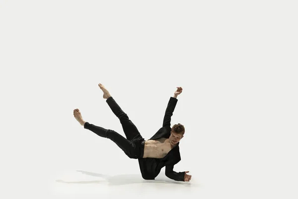 Mężczyzna w luźnym stylu ubrania skoków i tańca izolowane na białym tle. Sztuka, ruch, działanie, elastyczność, koncepcja inspiracji. Elastyczna biała tancerka baletowa. — Zdjęcie stockowe